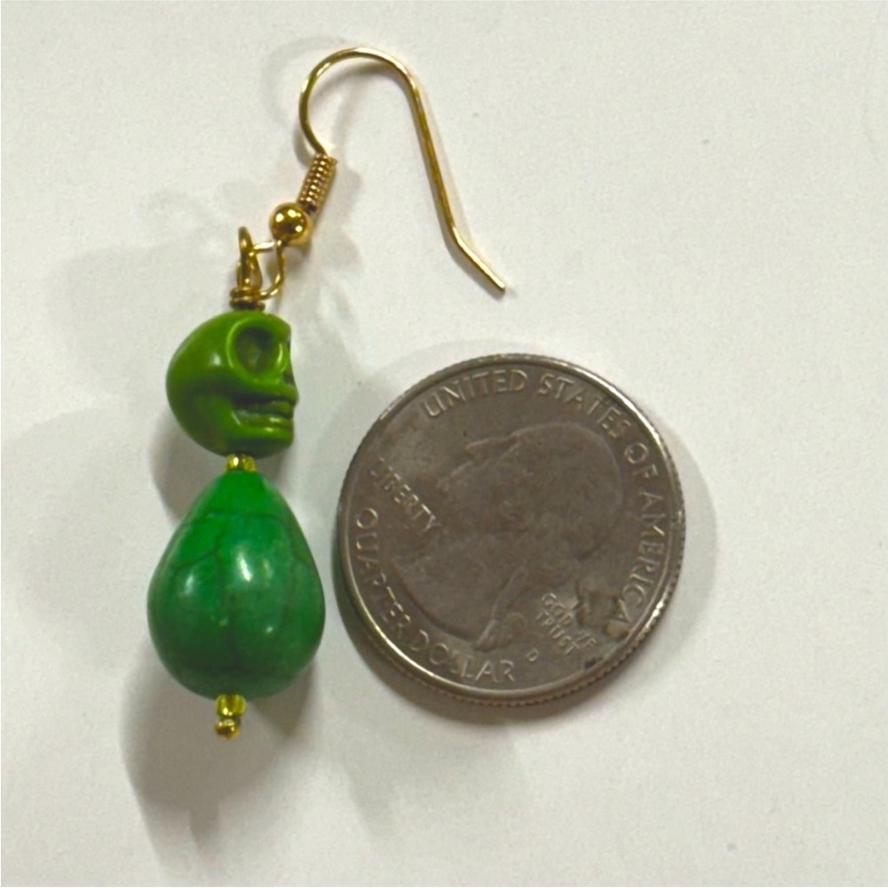 UNBRANDED HANDMADE Green MAGNESITE Stone BEAD SKULL Bone-Chilling Earrings - Picture 4 of 8